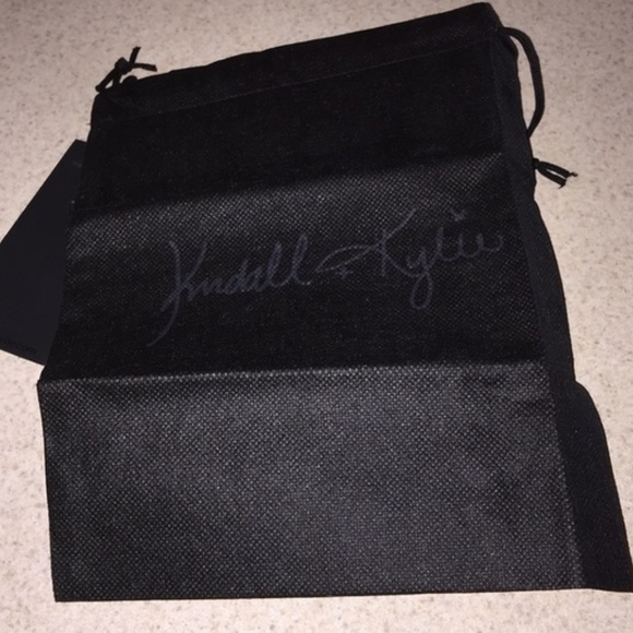 $ALE✨Kendall + Kylie Black Velvet Cosmetic Bag - Picture 3 of 6
